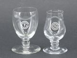 deux verres à vin posés l'un à côté de l'autre sur une table
