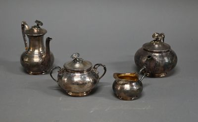 quatre couverts posés sur une table devant un fond gris