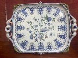 une assiette bleue et blanche décorée de fleurs, posée sur une table