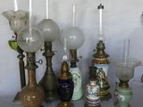 de nombreux types de vases et de lampes sur la table