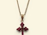 Gros plan sur un collier orné d'une croix