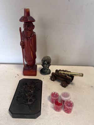 un grand nombre d'objets posés sur une table