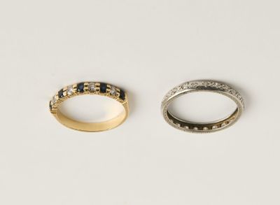 deux bagues en or et en argent, ornées de diamants noirs et blancs