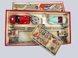 une petite voiture rouge dans une boîte avec d'autres petites voitures