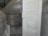 des toilettes emballées dans du plastique dans un entrepôt