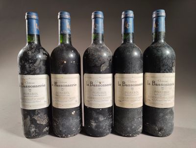 quatre bouteilles de vin sont alignées