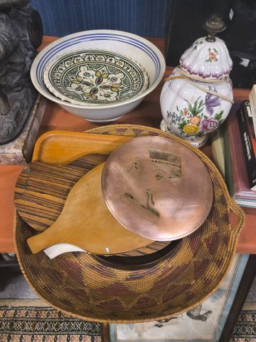 Saladier et plat creux en faïence, lampe en céramique et divers 