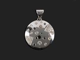 une image représentant un pendentif en argent serti de diamants sur fond noir