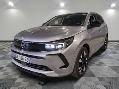la voiture argentée est garée sur le sol à carreaux d'une pièce