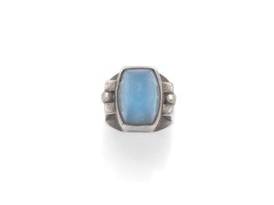une bague en argent avec une pierre bleue au centre