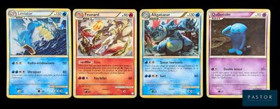 Quatre cartes Pokémon différentes sont représentées sur un fond noir.