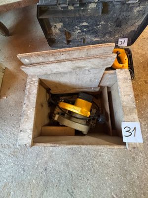 une boîte contenant quelques outils