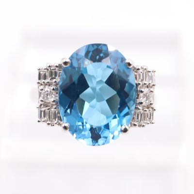 Jolie bague en or blanc 18K Sertie d'une Topaze de taille ov…