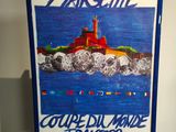 une photo d'un tableau représentant un phare, exposé