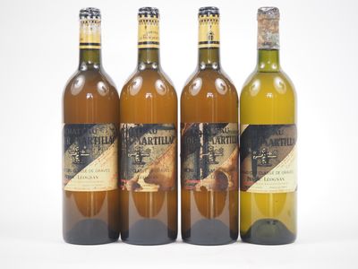 trois bouteilles de vin posées les unes à côté des autres sur une surface blanche