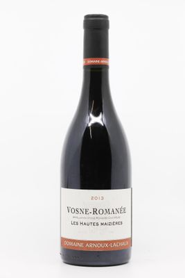 la bouteille de vin est posée sur une surface blanche
