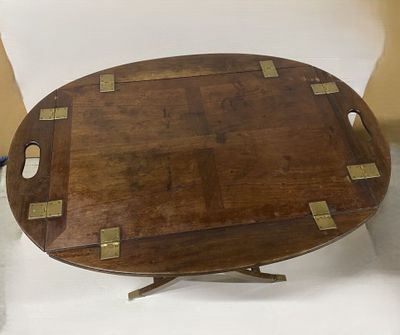 une petite table en bois ornée de détails en laiton