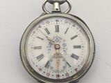 une montre de poche en argent avec des chiffres romains