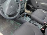 une voiture équipée d'un volant et d'un tableau de bord