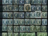 une image représentant une collection de vieux timbres sur fond noir