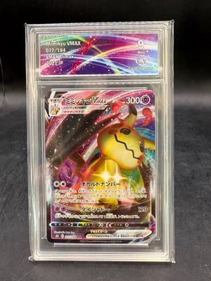 gros plan d'une carte pokemon dans un étui en plastique