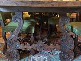 une table avec des chaises et un vase de fleurs posé dessus