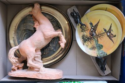 une boîte contenant une statue de cheval et une assiette