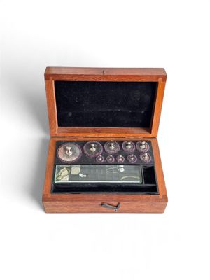 une petite boîte en bois contenant des pièces de monnaie