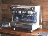 une machine à café posée sur un comptoir en bois