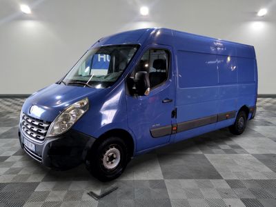la photo d'une camionnette bleue garée sur un sol en damier
