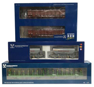 trois boîtes de petits trains empilées les unes sur les autres