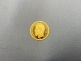 gros plan d'une pièce d'or sur laquelle figure un homme