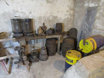 plusieurs casseroles et poêles sur une étagère dans une pièce