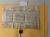 un vieux manuscrit est accroché au mur, à côté d'une clé