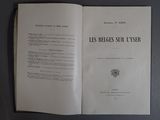 un livre ouvert sur une table, sur fond noir