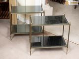 deux tables surmontées d'étagères en verre dans un salon