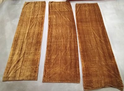 trois morceaux de velours sont disposés sur une table