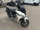 de nombreuses motos garées les unes à côté des autres sur un parking