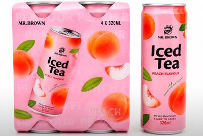 deux canettes de thé glacé aux pêches sur fond rose