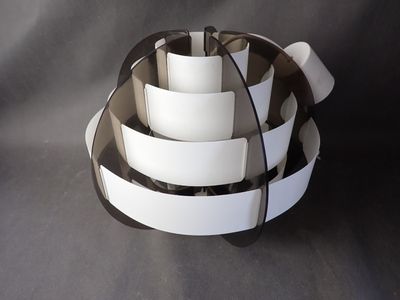 une photo d'une lampe blanche et noire posée sur une table