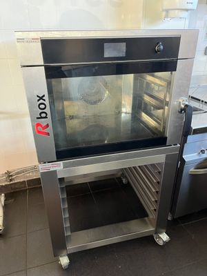 un four qui se trouve dans une cuisine, à côté d'un lave-vaisselle
