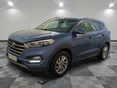 une Hyundai Tucson bleue de 2017 garée sur un sol à damier