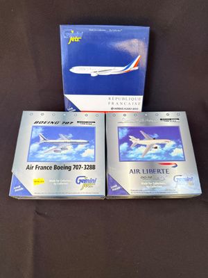 trois boîtes contenant des maquettes d'Air France : Boeing 747, 787 et 788
