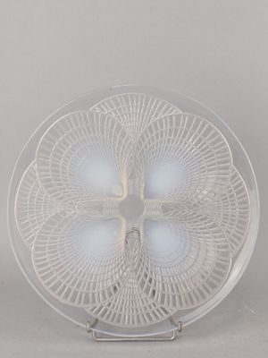une plaque de verre ornée d'un motif, posée sur un socle