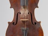 un vieux violon avec un archet accroché à son dos