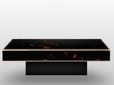 une table basse noire et dorée avec un plateau en marbre