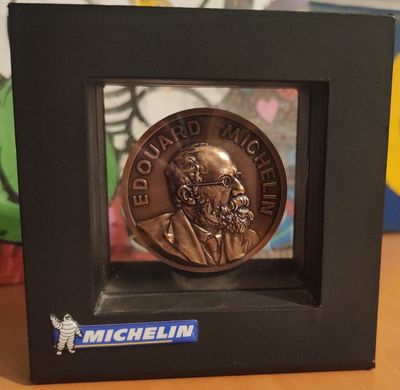 un gros plan sur une pièce de monnaie dans une boîte noire posée sur une table