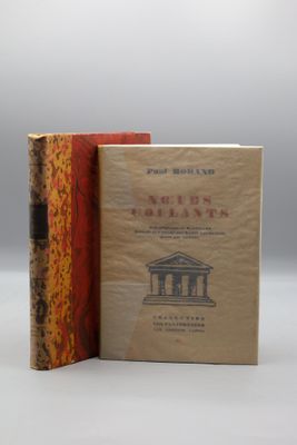 deux livres posés l'un sur l'autre, côte à côte