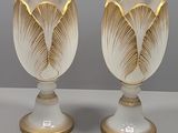 deux vases posés sur une table