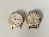 deux montres assises l'une à côté de l'autre sur une table